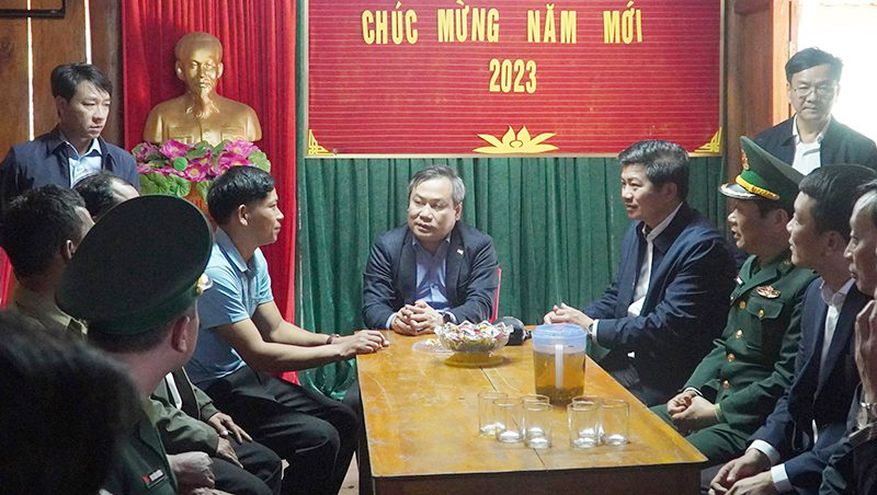 Đồng chí Bí thư Tỉnh ủy Vũ Đại Thắng và các đồng chí lãnh đạo tỉnh trò chuyện với trưởng bản Hồ Xuân