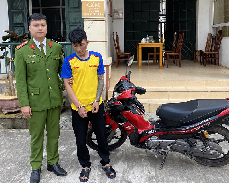 Đối tượng Trần Phan Hoàng cùng tang vật vụ trộm cắp tài sản.