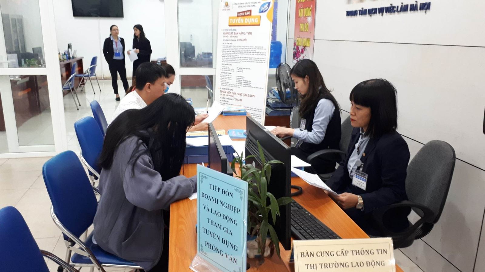 Người lao động tìm hiểu thông tin tại sàn giao dịch việc làm Hà Nội.