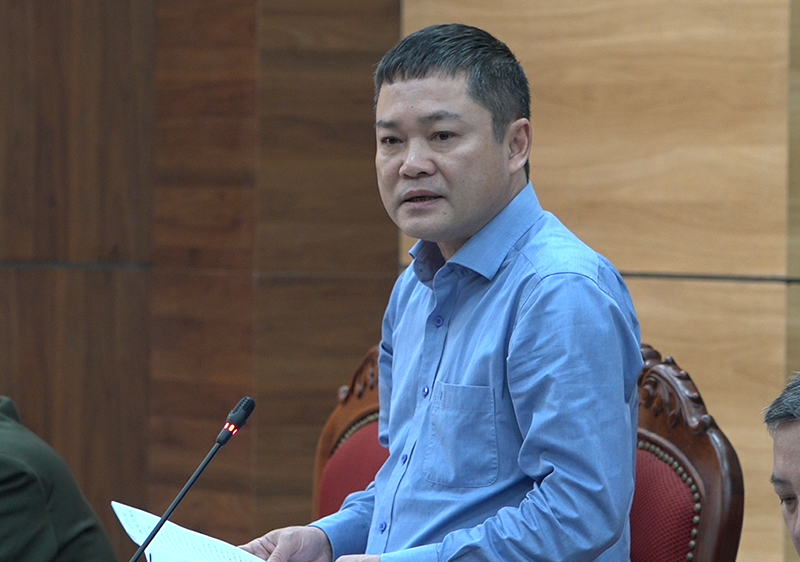Đồng chí Phan Phong Phú, Tỉnh ủy viên, Giám đốc Sở Kế hoạch và Đầu tư tỉnh phát biểu tham luận tại hội thảo khoa học.