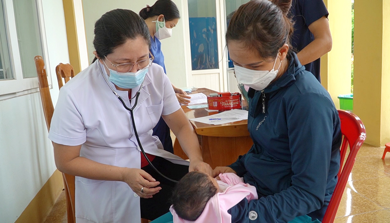 Trẻ sơ sinh cần được thực hiện tầm soát, chẩn đoán, điều trị sớm một số bệnh bẩm sinh. 