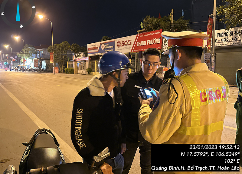 (QBĐT) - Thời gian qua, lực lượng Cảnh sát giao thông (CSGT), Công an huyện Bố Trạch thực hiện nghiêm túc đợt cao điểm bảo đảm trật tự an toàn giao thông (TTATGT), trật tự xã hội dịp Tết Nguyên đán Quý Mão và lễ hội đầu xuân năm 2023, trong đó, tăng cường xử lý vi phạm nồng độ cồn.