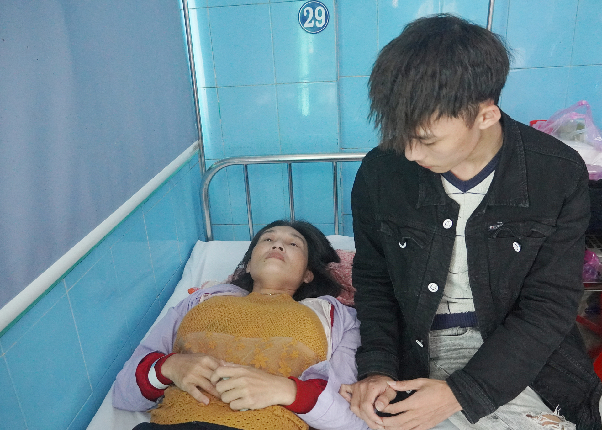 Nguyễn Văn Thống tranh thủ đưa cơm, động viên mẹ-chị Lê Thị Quyên.