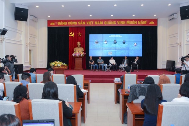 Tọa đàm thu hút sự tham gia của đông đảo các chuyên gia giáo dục. (Ảnh: PV)