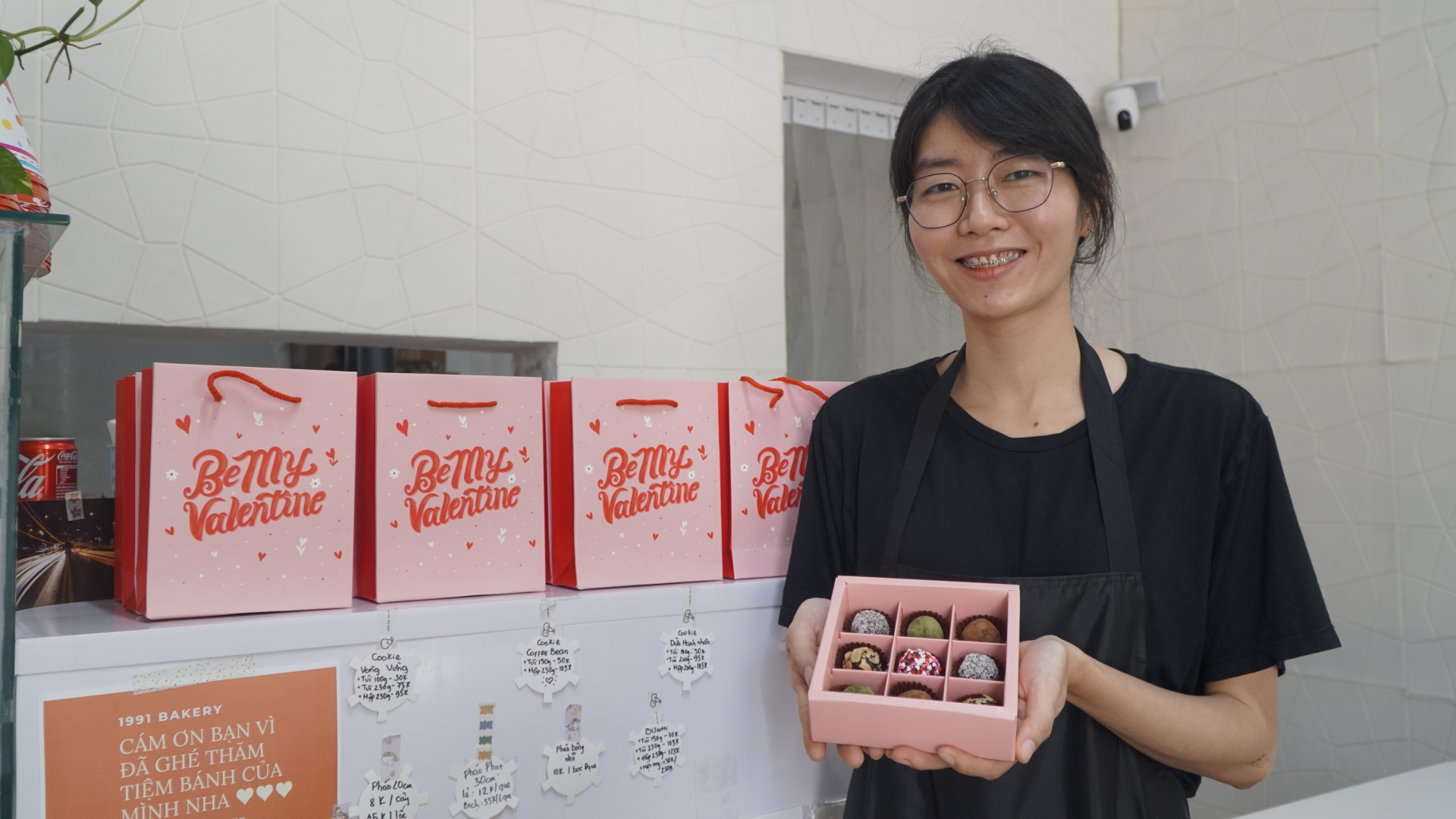 Chị Nguyễn Thị Mỹ Châu chủ tiệm 1991 Bakery- Tiệm bánh handmade chia sẻ: “ Cửa hàng tôi chủ yếu bán các sản phẩm bánh kem handmade, nhưng năm nay nắm bắt xu hướng dịp Valentine nên tiệm của tôi cũng có làm các sản phẩm socola tươi và dạy làm socola để đáp ứng nhu cầu của thị trường. Đến thời điểm hiện tại, số lượng socola bán ra thị trường đã tăng gấp 2 lần so với năm ngoái. Chắc có lẽ mọi người đã quan tâm đến sản phẩm socola handmade nhiều hơn.”