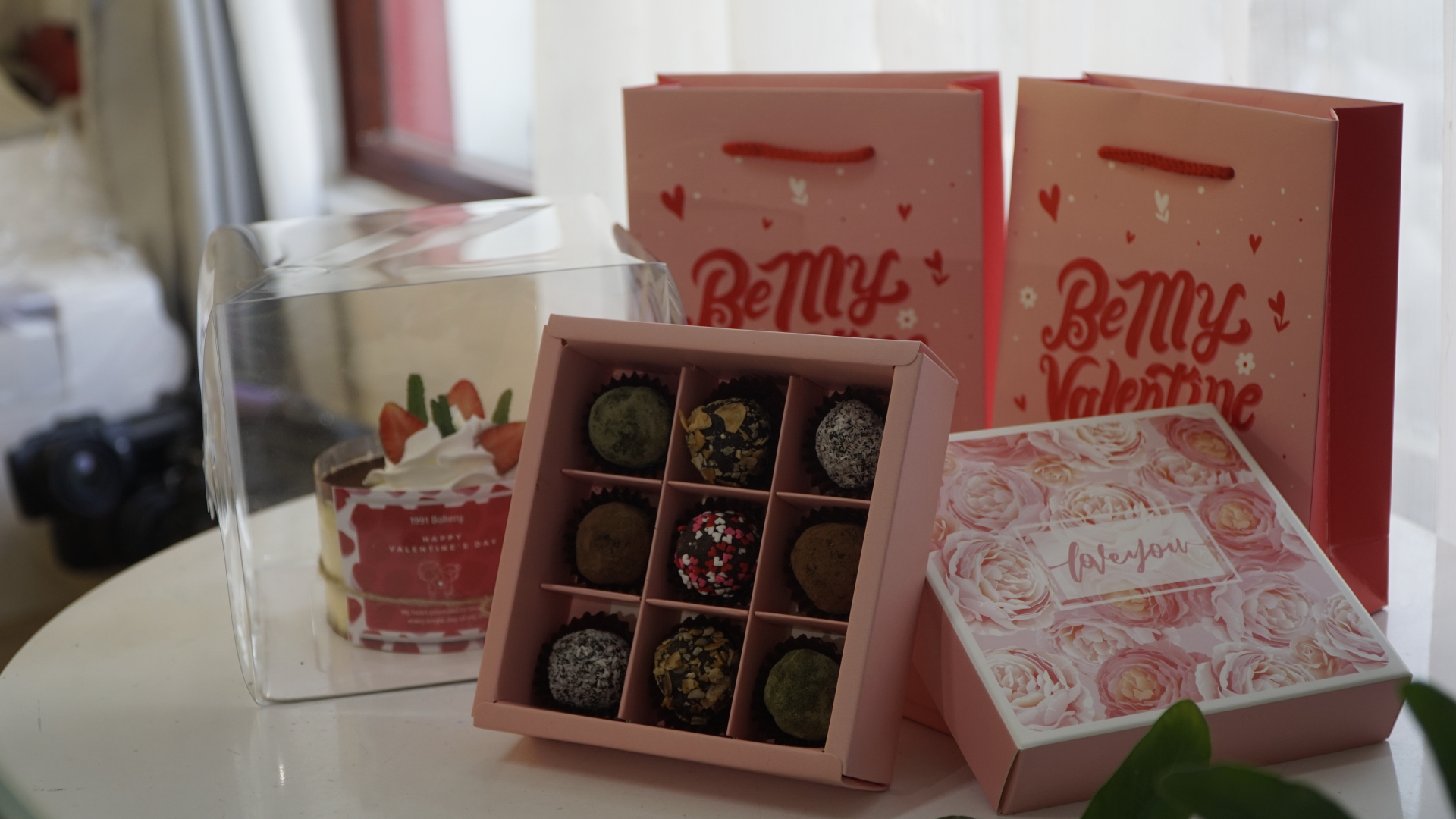 Sản phẩm socola handmade được các chủ cửa hàng trang trí rất đẹp mắt, thu hút giới trẻ.