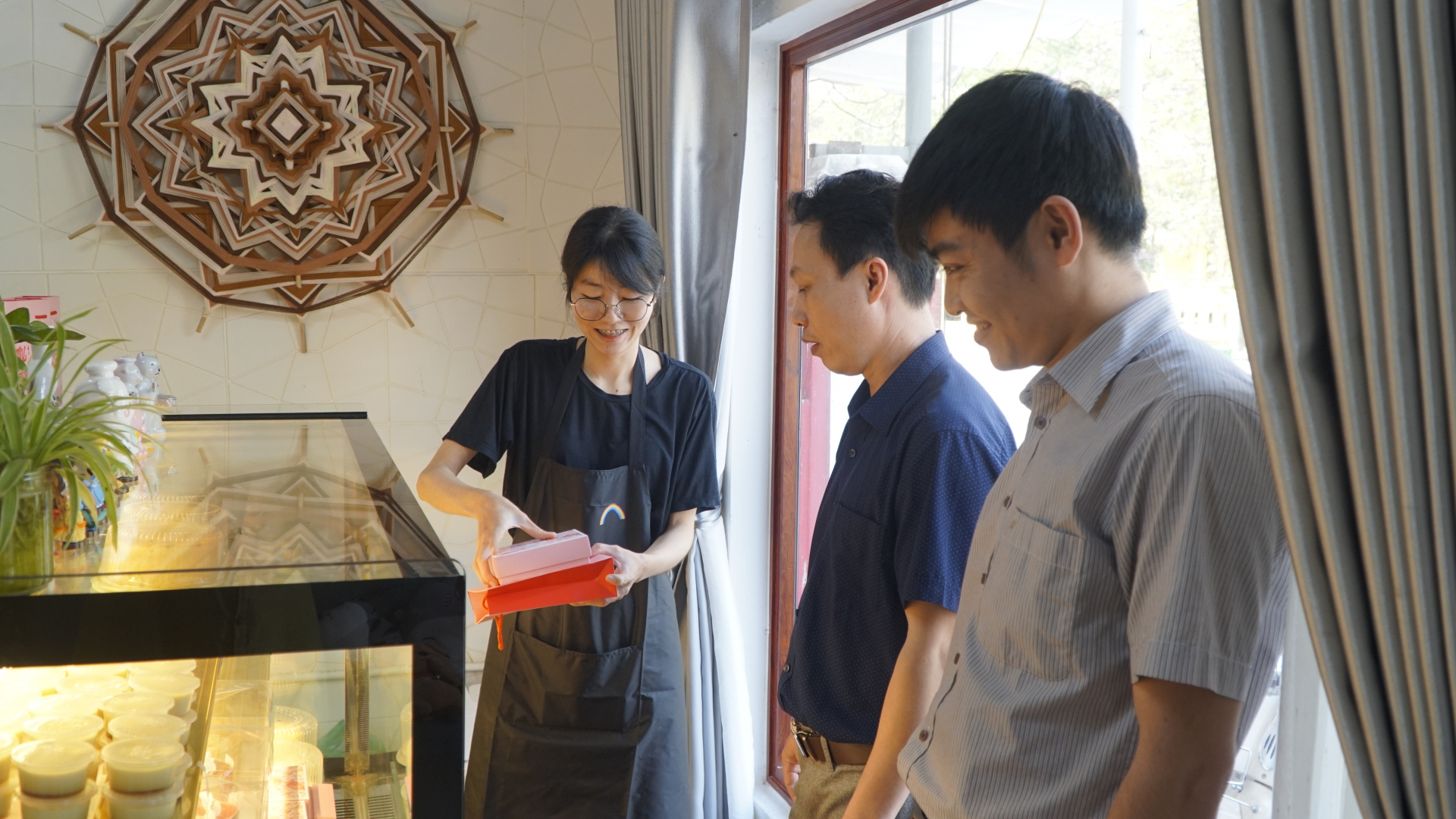 Anh Lê Hoài Vũ, phường Bắc Nghĩa, TP. Đồng Hới khách hàng mua socola handmade chia sẻ: “Đồ thủ công thì thường sẽ có nhiều mẫu mã cho mình lựa chọn, hương vị cũng rất thơm và ngon. Tôi tin vợ mình cũng sẽ rất thích món quà ý nghĩa này.”