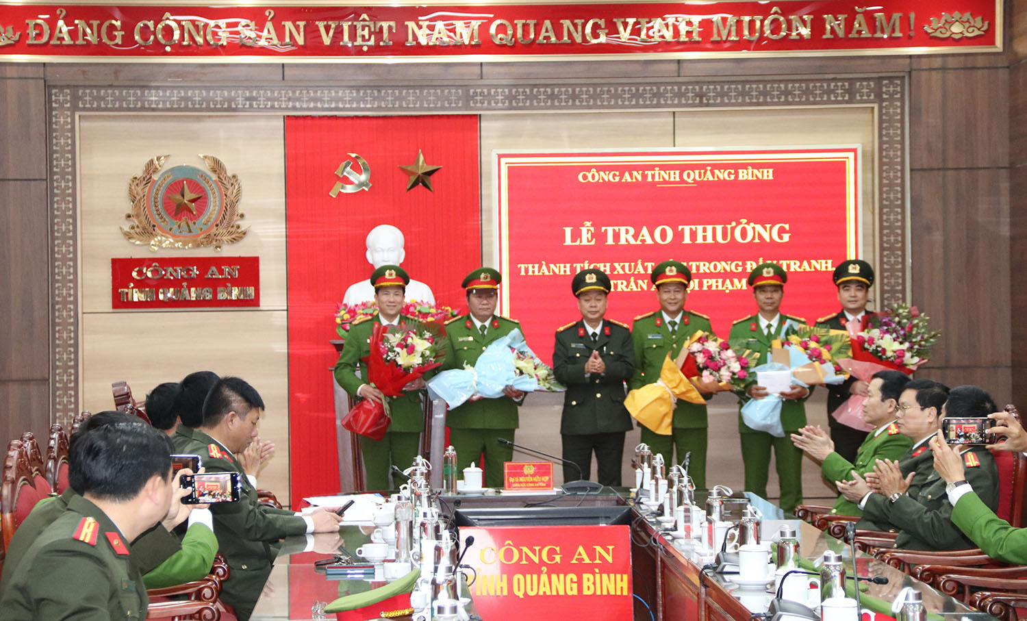 Đồng chí Giám đốc Công an tỉnh Nguyễn Hữu Hợp tặng hoa chúc mừng và trao thưởng cho các đơn vị Phòng Cảnh sát Hình sự; Phòng Cảnh sát ĐTTP về tham nhũng, kinh tế và buôn lậu; Công an TX. Ba Đồn; Công an huyện Quảng Trạch; Phòng An ninh điều tra.