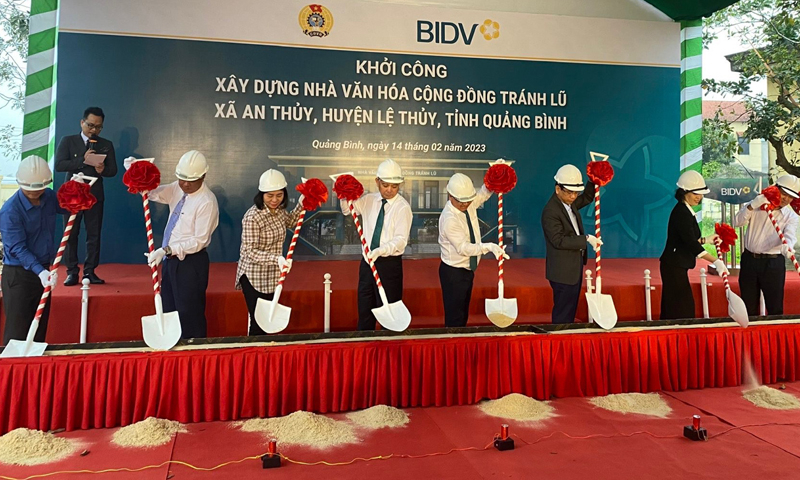 Các đại biểu thực hiện nghi lễ khởi công xây dựng nhà văn hoá cộng đồng tại xã An Thuỷ (Lệ Thủy).