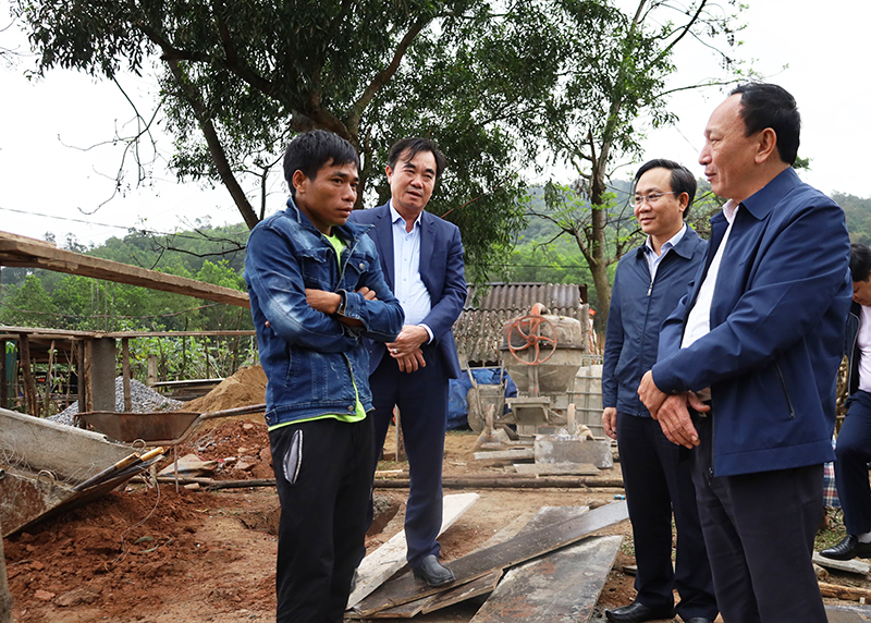 Đồng chí Trần Hải Châu thăm hỏi, động viên ông Hồ Nội.
