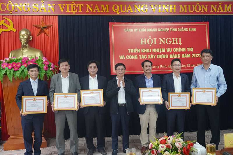 Đại diện lãnh đạo Đảng ủy khối DN tỉnh tặng giấy khen cho các tập thể.