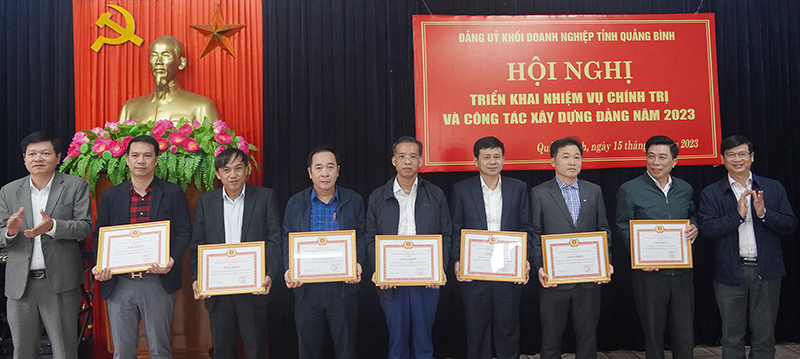 Đại diện lãnh đạo Đảng ủy khối DN tỉnh tặng giấy khen cho các tập thể.