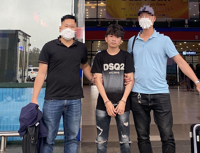 Đối tượng Phạm Thành Công được di lý từ TP. Hồ Chí Minh về Công an TX. Ba Đồn để tiếp tục điều tra, xử lý.