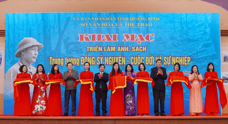 Đồng chí Trưởng ban Tuyên giáo Tỉnh ủy Cao Văn Định cắt băng khai mạc Triển lãm ảnh, sách “Trung tướng Đồng Sỹ Nguyên - Cuộc đời và sự nghiệp”.