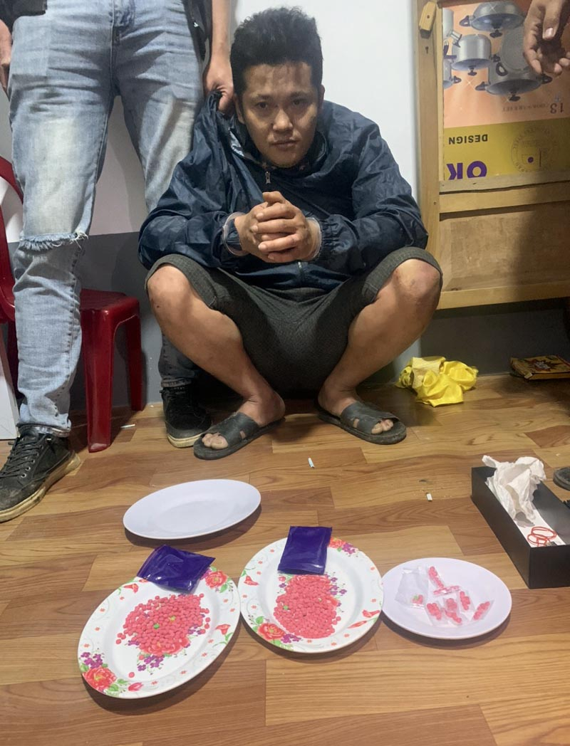 Đối tượng Lê Thế Cường cùng tang vật.