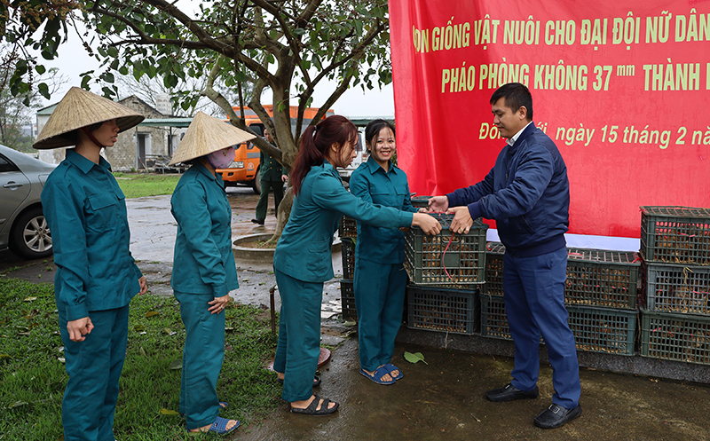 Đại diện Tập đoàn Vĩnh Hưng trao gà giống, tạo điều kiện cho đơn vị tăng gia sản xuất.