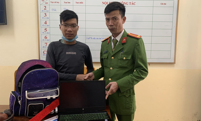 Anh Lương Quốc Huy xúc động nhận lại tài sản bị mất.