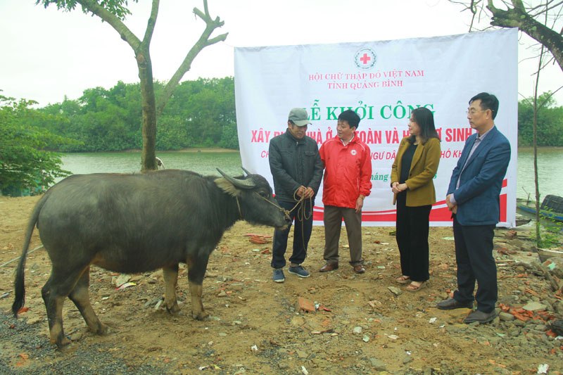 Đại diện lãnh đạo Hội CTĐ tỉnh, Ban Dân vận Tỉnh ủy và huyện Quảng Ninh trao hỗ trợ sinh kế cho hộ ngư dân có hoàn cảnh khó khăn xã Duy Ninh.