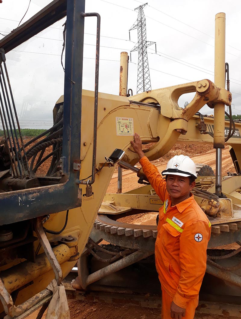 Công nhân Đội Truyền tải điện Lệ Thủy dán các tấm decal lên các phương tiện cơ giới, máy móc, đang thi công trong hành lang an toàn lưới điện truyền tải.
