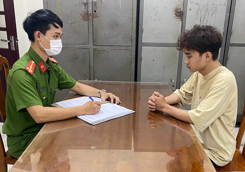 Đối tượng Nguyễn Chí Tuất sử dụng facebook ảo để lừa đảo, bị Công an TP. Đồng Hới phát hiện, bắt giữ.