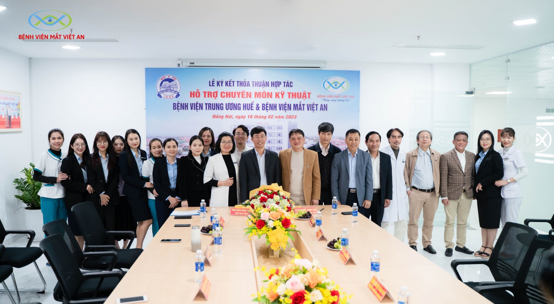 Đoàn lãnh đạo Bệnh viện Trung ương Huế chụp ảnh lưu niệm với Cán bộ, nhân viên Bệnh viện Mắt Việt An.
