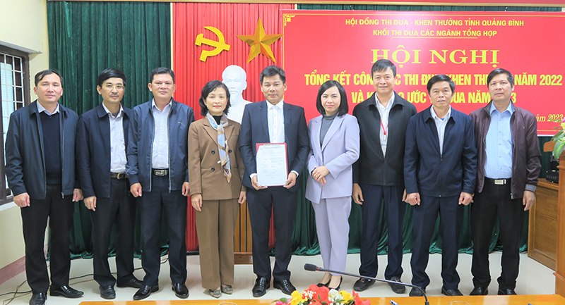 Các đơn vị ký kết giao ước thi đua năm 2023 và bàn giao trưởng khối.