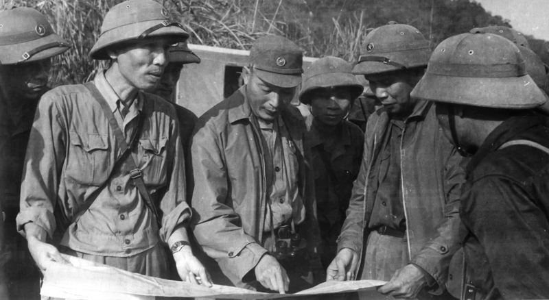 Đồng chí Đồng Sỹ Nguyên kiểm tra tiến độ thi công cầu đường trên tuyến đường Trường Sơn. (Ảnh: Tư liệu)