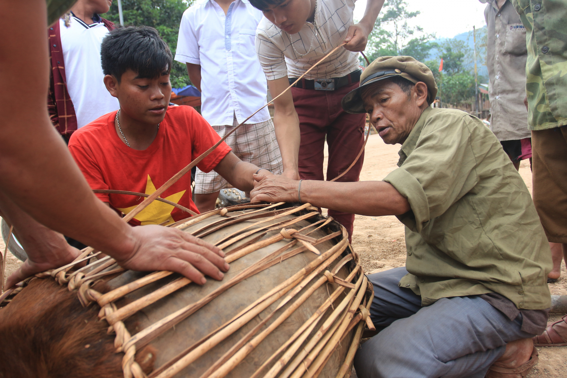 Theo phong tục của lễ hội - trống được làm mới xong trước khi vào lễ hội tối đêm 16 tháng giêng