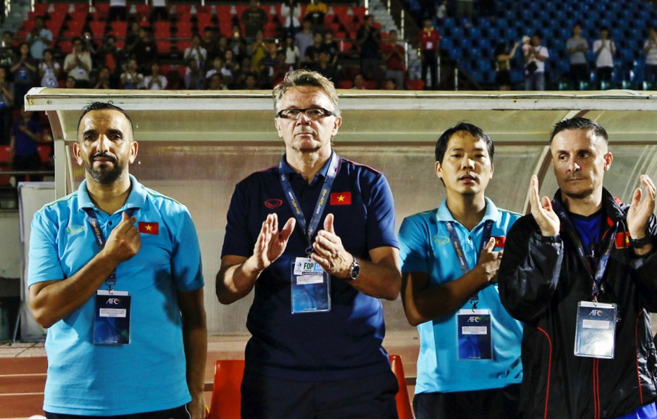 HLV Philippe Troussier và các cộng sự trong ban huấn luyện trong lần dẫn dắt đội tuyển U19 Việt Nam thi đấu Vòng loại U19 châu Á 2020. Ảnh: VFF