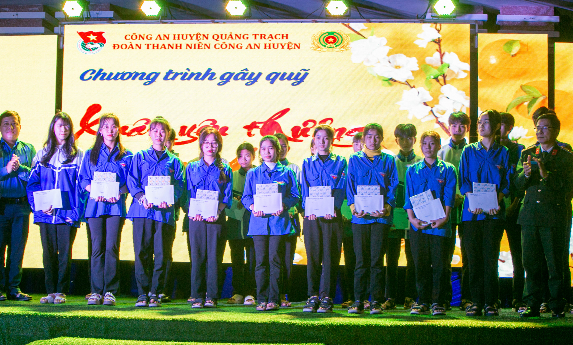 Kết thúc đêm nhạc, Ban tổ chức đã trao 40 suất học bổng cho các em học sinh có hoàn cảnh khó khăn trên địa bàn.