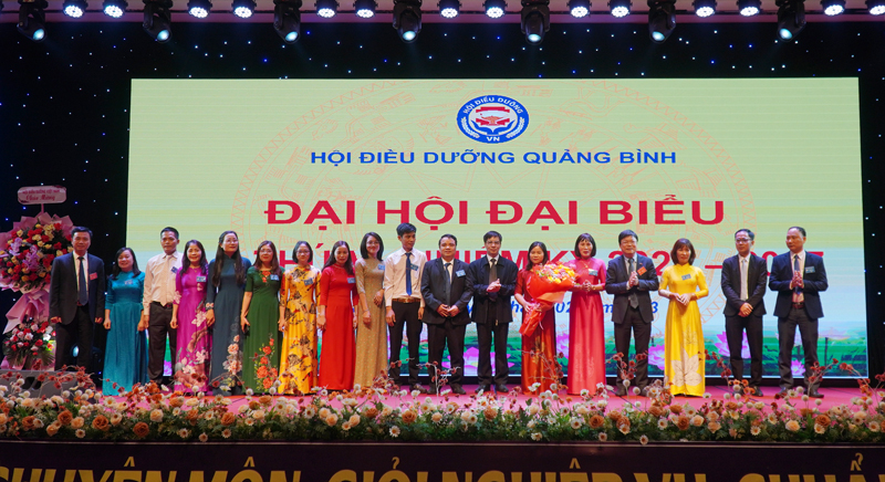 Ban Chấp hành Hội Điều dưỡng tỉnh Quảng Bình lần thứ VI, nhiệm kỳ 2022-2027 ra mắt nhận nhiệm vụ.