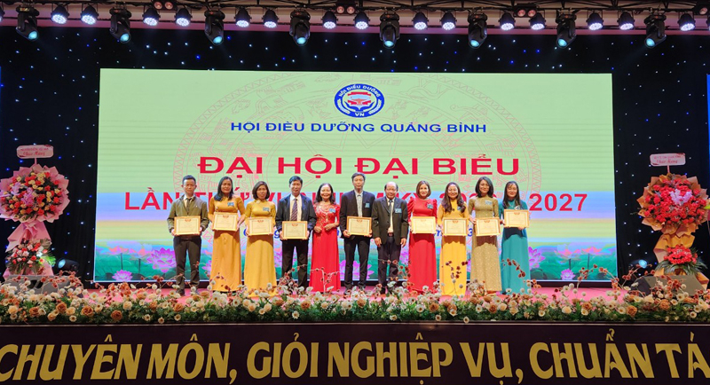 Lãnh đạo Hội Điều dưỡng tỉnh tặng giấy khen cho các cá nhân có nhiều thành tích trong chăm sóc người bệnh.
