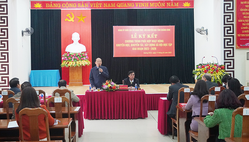 Toàn cảnh buỗi lễ ký kết.