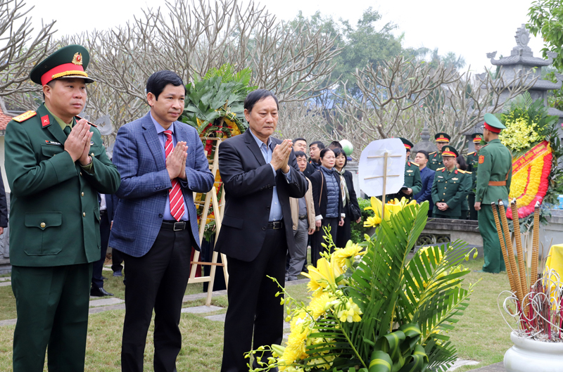 Các đồng chí: Hồ An Phong, Tỉnh ủy viên, Phó Chủ tịch UBND tỉnh; Đại tá Nguyễn Hữu Ngọc, Tư lệnh Binh đoàn 12 và đại diện gia đình Trung tướng thắp hương trước phần mộ đồng chí Đồng Sỹ Nguyên.