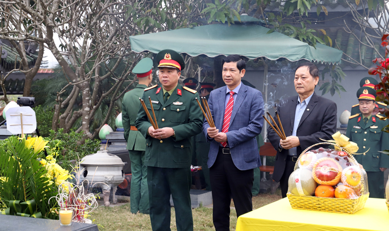 Dâng hương trước phần mộ đồng chí Đồng Sỹ Nguyên