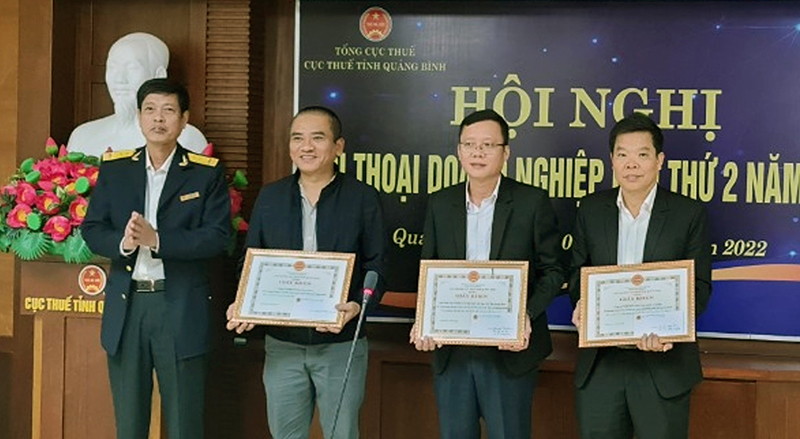Đại diện Cục Thuế tỉnh trao giấy khen cho các doanh nghiệp, hộ kinh doanh thực hiện tốt nghĩa vụ thuế.