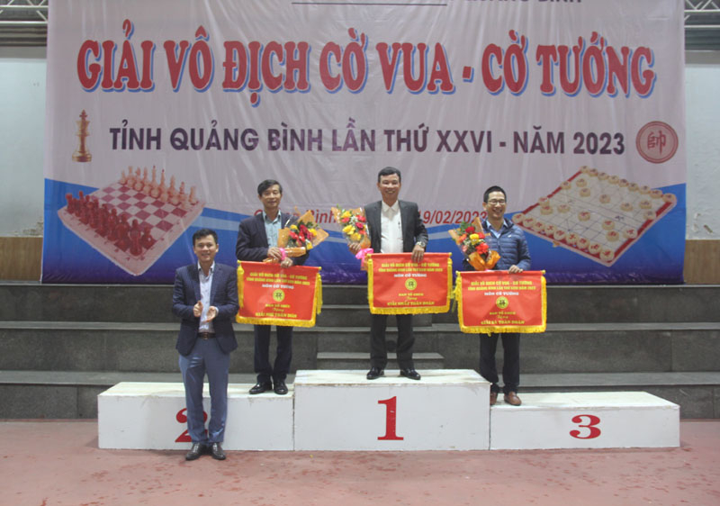 Ban tổ chức trao giải toàn đoàn môn cờ tướng cho các đội.