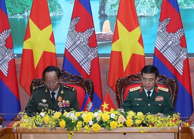 Đại tướng, Bộ trưởng Quốc phòng Phan Văn Giang và Phó Thủ tướng, Bộ trưởng Quốc phòng Vương quốc Campuchia, Đại tướng Tea Banh ký kế hoạch hợp tác năm 2023 giữa Bộ Quốc phòng hai nước. (Ảnh: Trọng Đức/TTXVN)