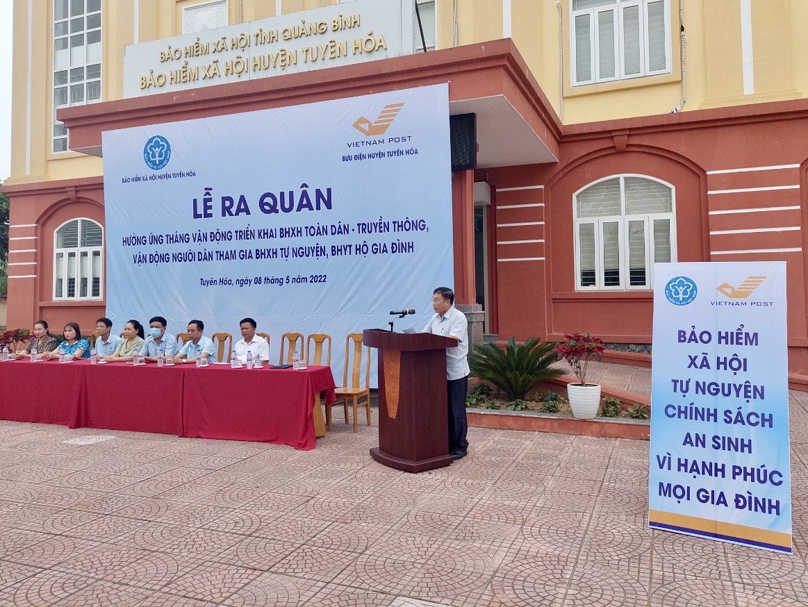 Để chính sách BHXH, BHYT đến gần hơn với người dân, BHXH huyện Tuyên Hóa tích cực đẩy mạnh công tác tuyền truyền, vận động.