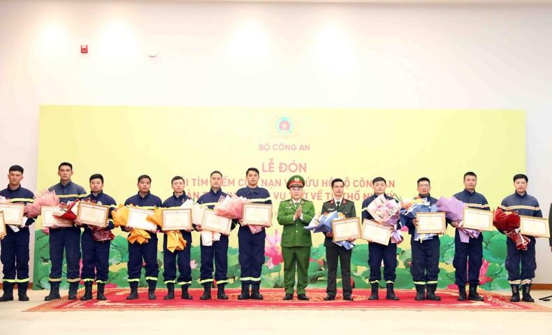 24 cán bộ, chiến sĩ tham gia cứu hộ, cứu nạn tại Thổ Nhĩ Kỳ nhận bằng khen của Bộ Công an.