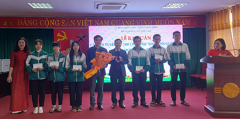  Ảnh: Đại diện lãnh đạo Sở Giáo dục-Đào tạo tặng quà cho các đội tuyển