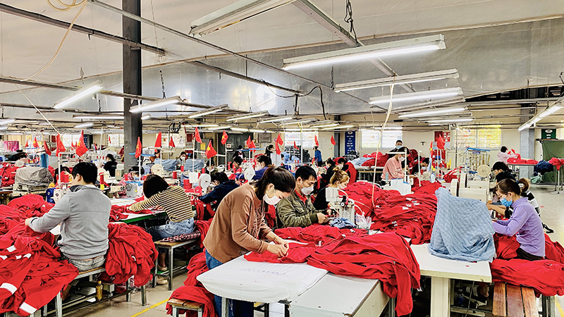 Hoạt động sản xuất công nghiệp may mặc dự báo có nhiều khởi sắc trong năm 2023.