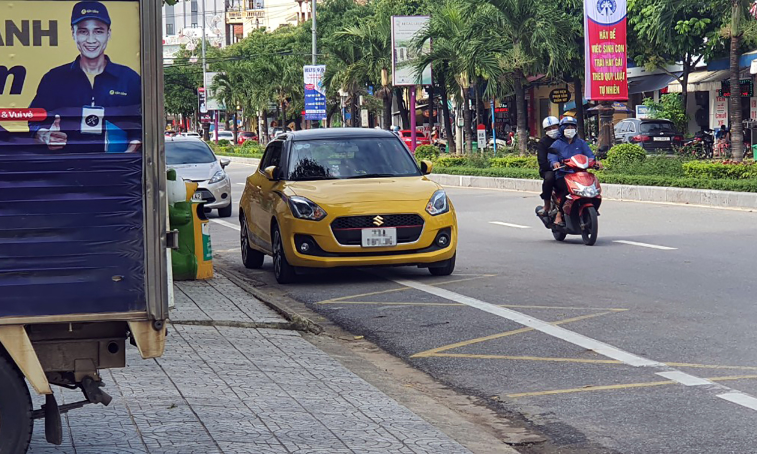 Tình trạng đỗ xe sai quy định vẫn khá phổ biến trên địa bàn TP. Đồng Hới.
