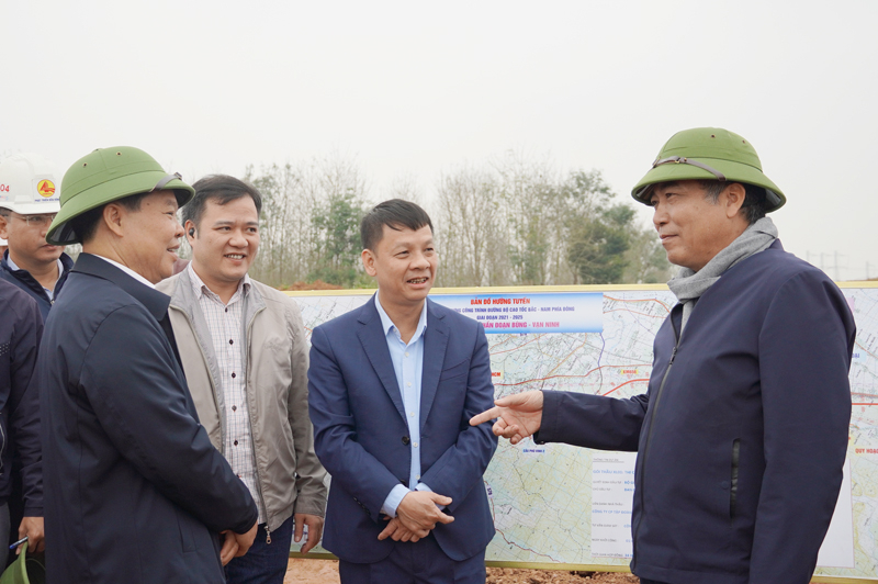 Đồng chí Phó Chủ tịch Thường trực UBND tỉnh Đoàn Ngọc Lâm kiểm tra thực địa công tác triển khai thi công tại cầu vượt nút giao thị trấn Nông trường Việt Trung.
