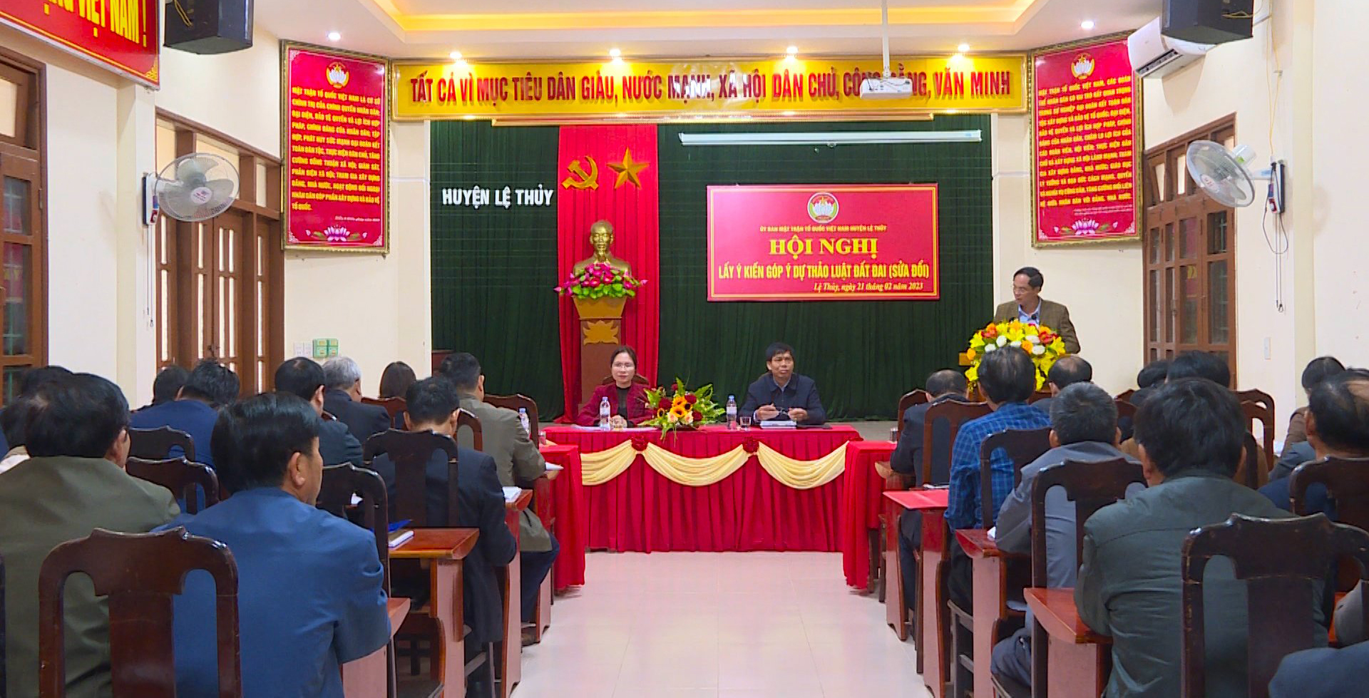 Toàn cảnh hội nghị.
