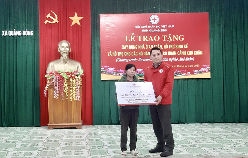 Đại diện lãnh đạo Hội CTĐ tỉnh trao biển tượng trưng hỗ trợ nhà ở an toàn cho hộ ngư dân có hoàn cảnh khó khăn xã Quảng Đông.