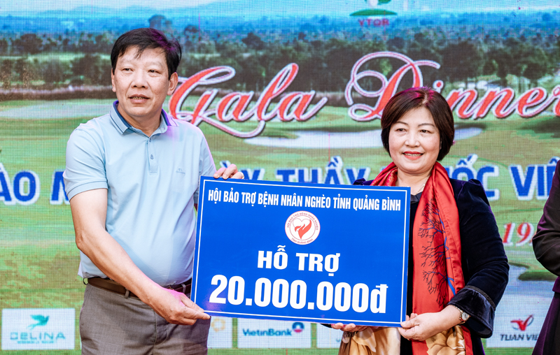 Lãnh đạo Hội Bảo trợ bệnh nghèo tỉnh trao tiền ủng hộ các thầy thuốc bị bệnh ung thư.