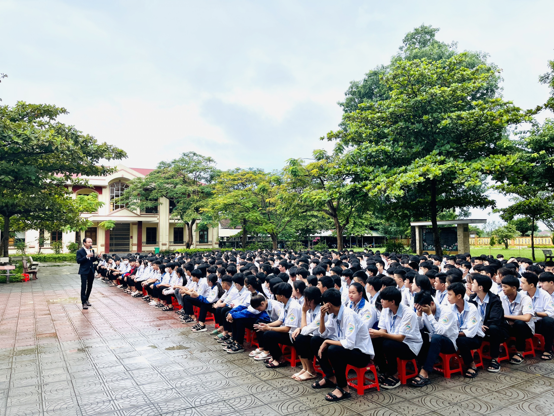 Chương trình tư vấn hướng nghiệp của Trung tâm DVVLTN tỉnh được tổ chức ở nhiều trường THPT trên địa bàn.