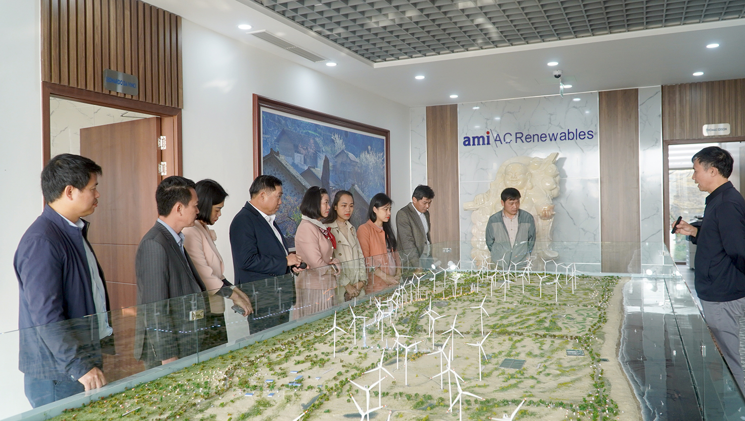 Đại diện lãnh đạo công ty giới thiệu về tổng thể dự án BT1 và BT2