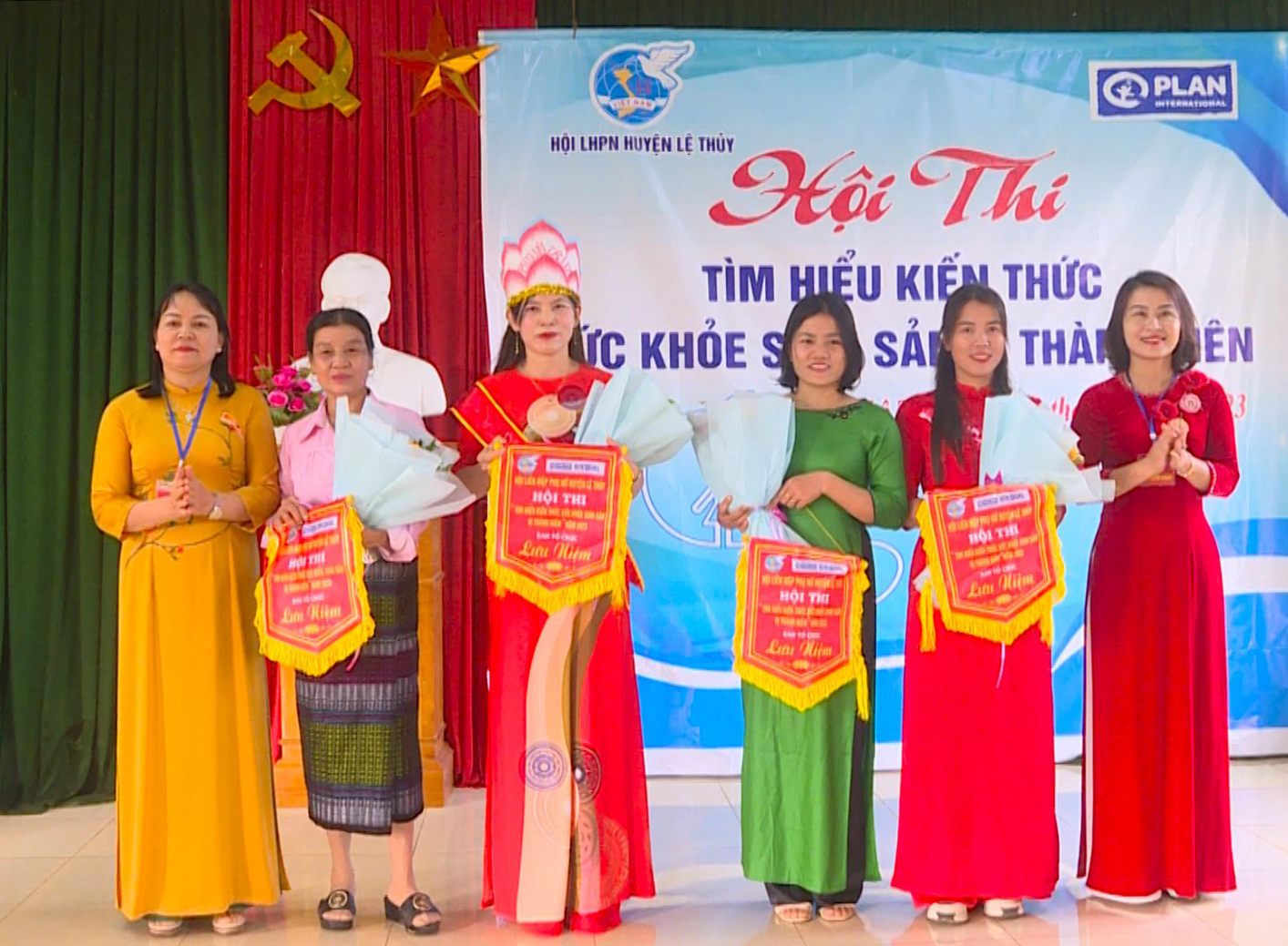 Ban tổ chức trao giải cho các đội đạt thành tích cao.
